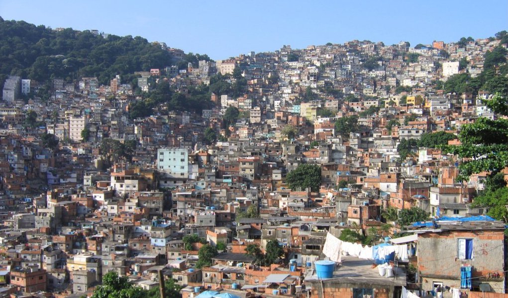 A troca de tiros entre a PM e os bandidos ocorreu durante um ataque de traficantes a um carro de polícia da Unidade de Polícia Pacificadora (UPP) da comunidade que estava estacionado na Estrada da Gávea, na zona sul da cidade; de acordo com a Coordenadoria da Polícia Pacificadora, uma das vítimas foi atendida em uma Unidade de Pronto Atendimento (UPA) da Rocinha e a outra foi para o Hospital Miguel Couto, no Leblon, zona sul do Rio; desde o inicio do mês de novembro, não se passa uma semana sem que aconteça um novo confronto entre policiais da UPP e traficantes
