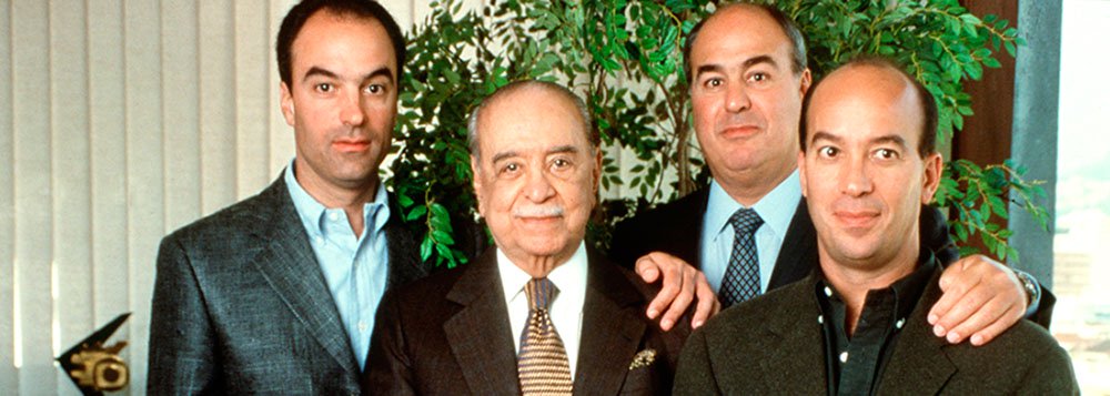 Aos 50 anos de TV Globo, irmãos Marinho tentam justificar trajetória de controvérsias da emissora criada pelo pai, incluindo relação com o regime militar: ‘Roberto Marinho acreditava na vocação democrática do presidente Castello Branco e na eficácia da política econômica do Roberto Campos e Octavio Gouvêa de Bulhões. Nunca negou sua simpatia em relação a Castello. Em 1988, em entrevista à "Folha de S. Paulo", admitiu ter apoiado a "ação construtiva" desses governos, mas disse que "fez questão de não obter favores’, disse João Roberto, um dos vice-presidentes do grupo 