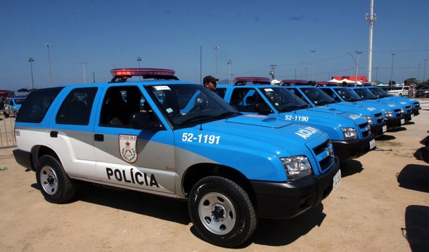 Levantamento feito pelo jornal O Globo apontou que é, no mínio um contraste os entre veículos usados por policiais e a retórica dos baixos salários; conforme pesquisa, soldados e sargentos, com remunerações de R$ 2,3 mil e R$ 4 mil, respectivamente, podem ser vistos dirigindo modelos que custam até 43 vezes o valor das duas remunerações como os utilitários Honda CR-V EXL e Hyundai Santa Fé e as caminhonetes Amarok CD High e Nissan Frontier, com tração 4x4; no 9º BPM (Rocha Miranda), por exemplo, está lotado um sargento proprietário de um Hyundai avaliada em R$ 102 mil, segundo Fipe