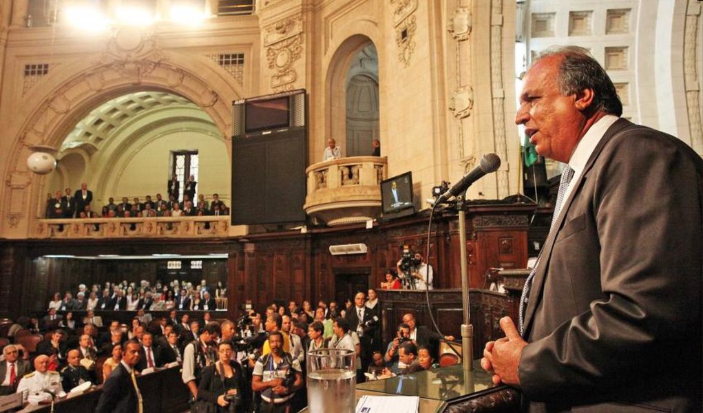 Governador do Rio, Luiz Fernando Pezão (PMDB) assumiu o cargo anunciando cortes entre 20% e 25% em praticamente todas as secretarias de governo; o motivo é a perda prevista de R$ 2 bilhões em arrecadação de ICMS, em 2014, e a previsão de perda de R$ 2,2 bilhões em royalties do petróleo, em 2015, passada pela ANP; o anúncio ocorreu durante entrevista à imprensa, após a posse festiva, no Palácio Guanabara