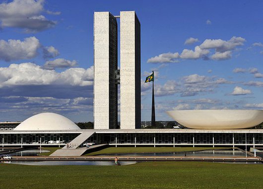 A existência de Fundo Partidário não tem qualquer fundamento moral, democrático e mesmo político. Qual o sentido em que a sociedade como um todo direcione dinheiro público para partidos que são, como o nome diz, uma parte dela?