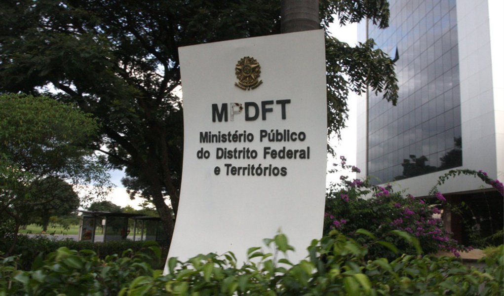 O Ministério Público do Distrito Federal e Territórios (MPDFT) apresentou, no último dia 24 de novembro, denúncias contra 27 integrantes de uma célula da organização criminosa Primeiro Comando da Capital (PCC), atuante no Distrito Federal e na região do Entorno; os denunciados se reuniam para a prática de crimes graves, principalmente o tráfico de entorpecentes, crimes contra o patrimônio e a comercialização ilícita de armas de fogo