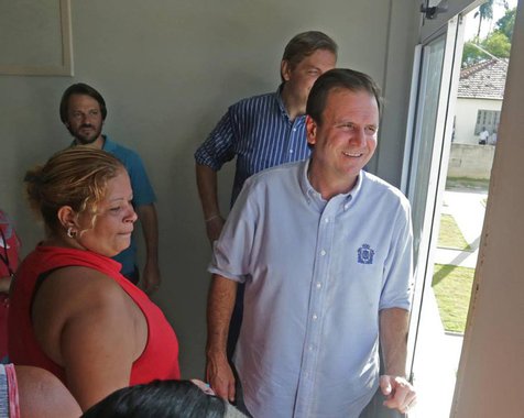 Prefeito do Rio, Eduardo Paes (PMDB) entregou as primeiras 24 casas do Programa Morar Carioca; as moradias foram construídas na Colônia Juliano Moreira, em Jacarepaguá, na zona oeste do Rio, e fazem parte de um total de 80 casas destinadas às famílias que viviam em áreas de risco ou foram realocadas em função das obras de infraestrutura, urbanização, paisagismo e implantação de áreas de lazer do programa na região; além das 80 moradias do residencial, a Secretaria Municipal de Habitação também está construindo mais 101 casas na colônia e 1.400 unidades habitacionais em parceria com o governo federal pelo Programa Minha Casa, Minha Vida, que visa a proporcionar moradia para as famílias de baixa renda