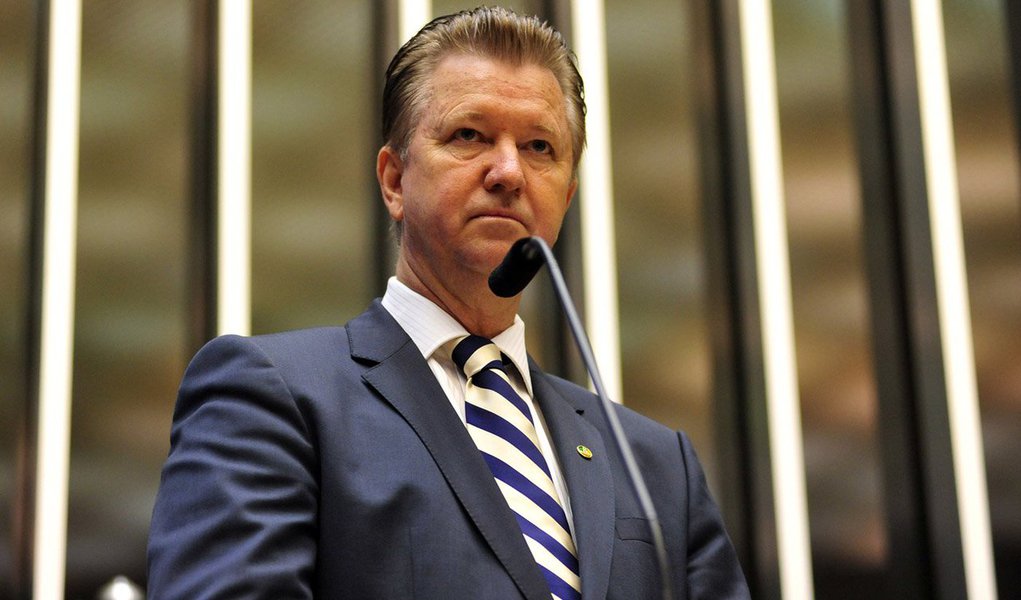 O deputado federal Luiz Pitiman (PSDB), derrotado na disputa pelo Palácio do Buriti, anda dizendo que pretende voltar à vida de empresário do ramo da construção civil e imobiliário no ano que vem, já que ficou sem mandato; também não confirma as especulações sobre sua possível participação no governo de Rodrigo Rollemberg (PSB)