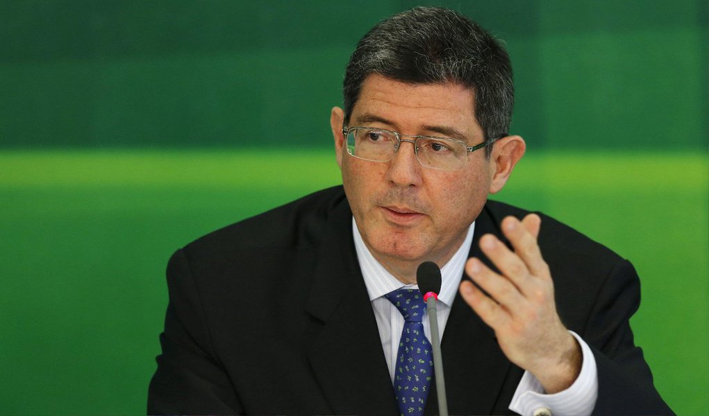 O Brasil está passando por um ano de transição, mas já está implementando as reformas necessárias e deve voltar a crescer; essa é a mensagem que o ministro da Fazenda, Joaquim Levy, passará em discurso endereçado ao Comitê Monetário e Financeiro Internacional, do FMI, neste sábado (18); "Desde o último encontro do IMFC, o Brasil adotou um novo conjunto de políticas para recuperar o equilíbrio fiscal e preparar a economia para um novo ciclo de investimento e crescimento", diz o texto