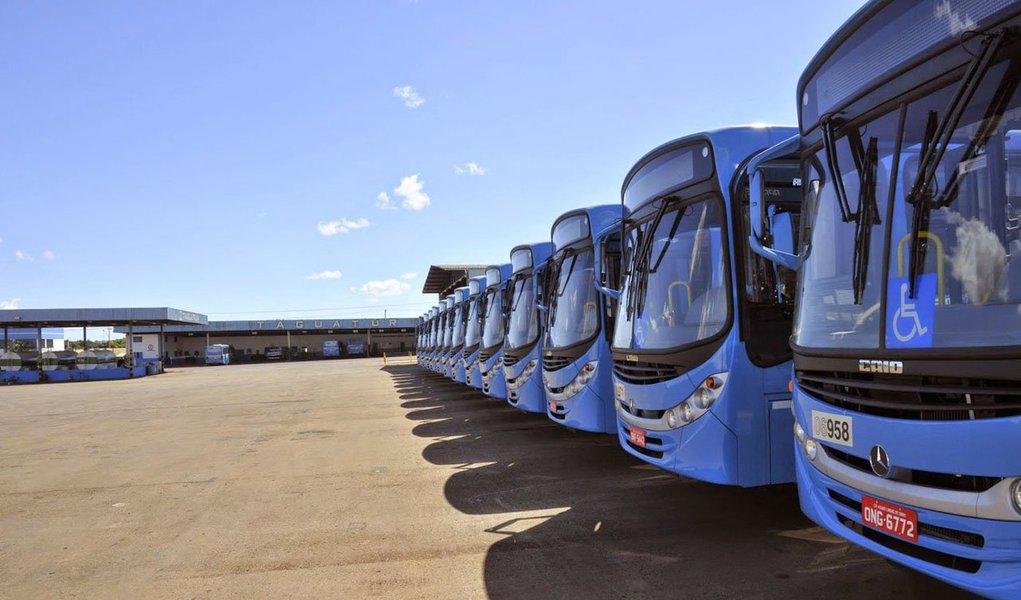 Os usuários do transporte semiurbano entre o Distrito Federal e os municípios do Entorno pagarão passagens mais cara a partir do próximo domingo (15); de acordo com resolução da Agência Nacional de Transportes Terrestres (ANTT), publicada no Diário Oficial da União, as tarifas serão reajustadas em 18,39% com o objetivo de "manter o equilíbrio econômico-financeiro das permissionárias e autorizatárias do transporte rodoviário semiurbano"