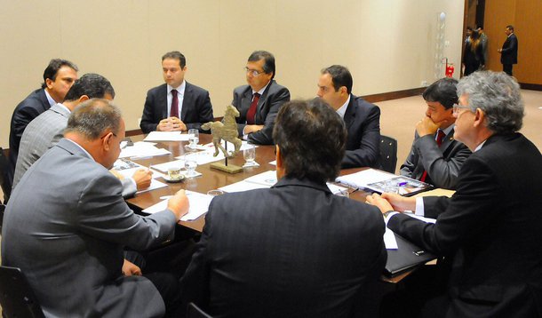 Integrar o Maranhão ao desenvolvimento social e econômico do Brasil e do Nordeste; este foi o principal objetivo do governador eleito Flávio Dino (PCdoB-MA) ao falar com os governadores dos outros oito estados nordestinos; Dino defendeu que a região não sofra cortes orçamentários por parte do governo estadual e que funcione como a "locomotiva da retomada do crescimento econômico do Brasil"; "Temos agora mais um desafio ousado, que é avançar em políticas industriais para diminuir as desigualdades regionais, colocando os estados nordestinos na dianteira do crescimento do país,” disse