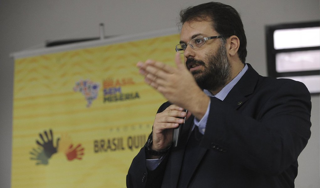 Presidente do Instituto de Nacional de Colonização e Reforma Agrária (Incra), Carlos Guedes de Guedes, informou nesta quinta (27) que afastou os servidores suspeitos de participação em esquema de fraudes na concessão de lotes de terras públicas destinadas à reforma agrária; eles eram investigados pela Operação Terra Prometida da PF; "Para a instituição, é sempre muito ruim ter servidores arrolados em investigação como essa. Entretanto, isso demonstra o compromisso do Incra com o bem feito”, disse