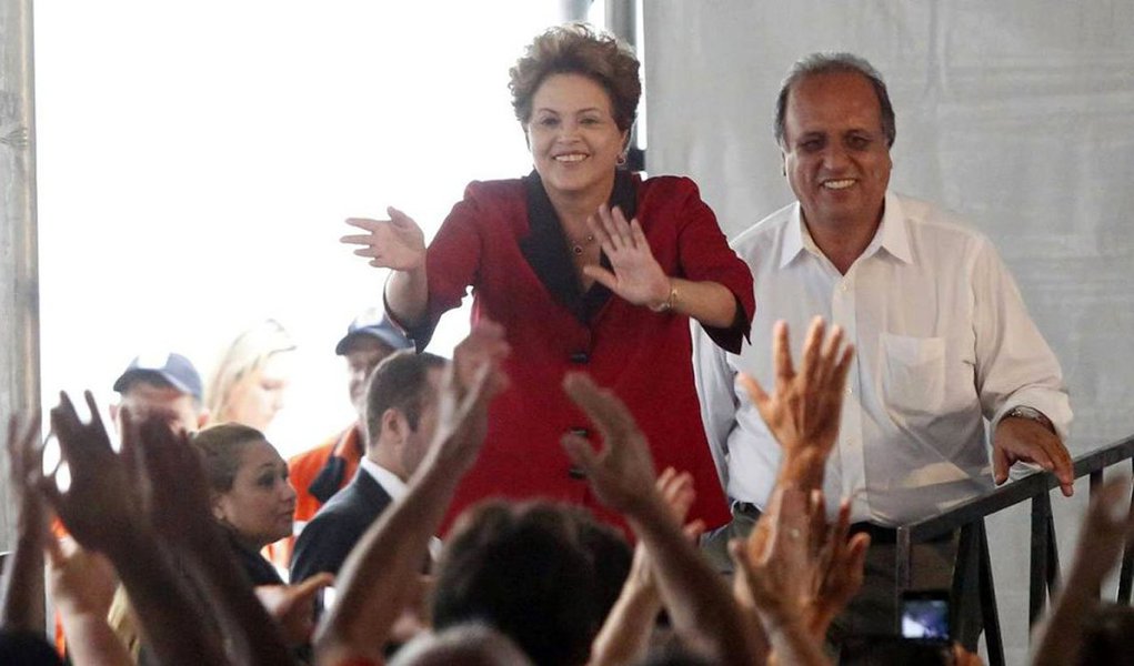 Governador do Rio, Luiz Fernando Pezão (PMDB), diz em entrevista coletiva à imprensa que entende o movimento 'Aezão' no estado, articulado por dissidentes do partido que apoiavam o tucano, mas declara apoio à presidente, por quem diz sentir um "carinho muito especial"; feridas foram abertas pelo PT com a candidatura de Lindberg Farias no Rio; no segundo turno, Pezão enfrenta Marcelo Crivella (PRB), que foi ministro do governo Dilma