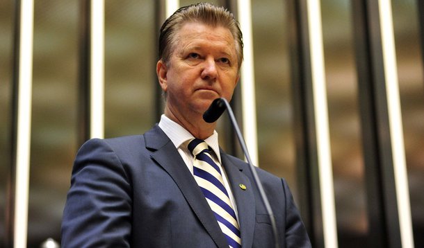 O deputado federal Luiz Pitiman (PSDB), derrotado na disputa pelo Palácio do Buriti, anda dizendo que pretende voltar à vida de empresário do ramo da construção civil e imobiliário no ano que vem, já que ficou sem mandato; também não confirma as especulações sobre sua possível participação no governo de Rodrigo Rollemberg (PSB)