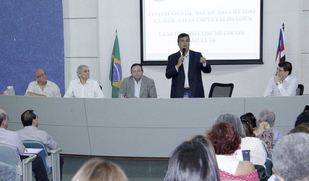 Governador eleito Flávio Dino (PCdoB) defendeu o diálogo como metodologia de governo durante o Encontro com Médicos do Maranhão, nessa sexta-feira, 28; Durante as falas, o diagnóstico das unidades, o problema da falta de oferta de serviços no interior do estado, a necessidade de treinamento continuado para os profissionais de saúde e o diálogo com outras áreas de prestação de serviços públicos à comunidade; evento reuniu profissionais de cerca de 40 especialidades médicas para o debate sobre as condições do sistema público de saúde no estado
 