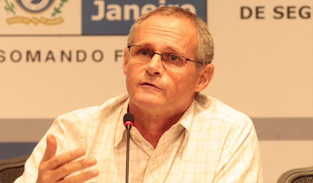 Secretario de Segurança Pública do estado do Rio, José Mariano Beltrame anunciou que as próximas comunidades a serem ocupadas pela PM serão os conjuntos de favelas da Pedreira e do Chapadão, em Costa Barros, no Subúrbio do Rio; de acordo com Beltrame, ainda não há previsão de quando a ocupação vai ocorrer; em coletiva de imprensa, Beltrame diz que a próxima inauguração de uma UPP será a 'Praia de Ramos/Roquete Pinto', que fica no conjunto de favelas da Maré; a saída do Exército da região está prevista para o mês de julho, e irá coincidir com a instalação da UPP