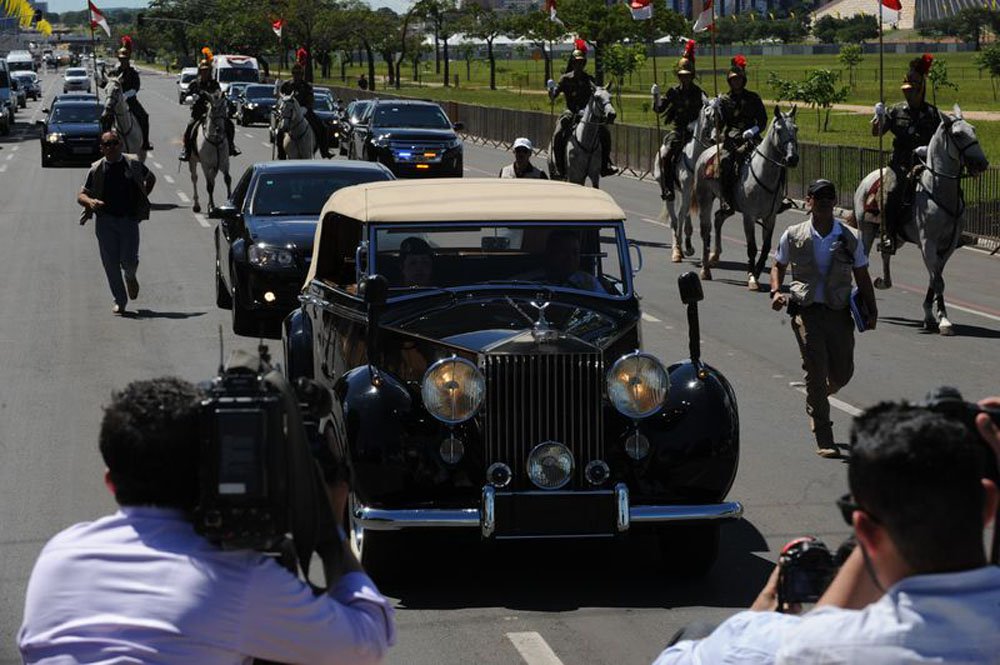 O roteiro da posse da presidenta Dilma Rousseff começa com um desfile em carro aberto pela Esplanada dos Ministérios; a presidenta reeleita vai embarcar no Rolls-Royce presidencial e seguir em carro aberto da Catedral Metropolitana de Brasília à entrada do Congresso Nacional; em 2010, Dilma fez o percurso ao lado de sua filha, Paula Rousseff; o vice-presidente da República reeleito, Michel Temer, também participará do cortejo, em um segundo carro aberto; os veículos serão escoltados por motociclistas e pela cavalaria do Batalhão da Guarda Presidencial