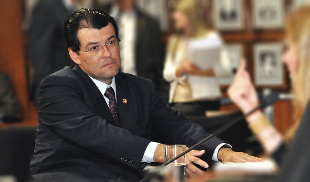 Ministro de Minas e Energia defendeu a busca de uma saída por órgãos jurídicos e de fiscalização para que os contratos da Petrobras com empreiteiras envolvidas na Operação Lava Jato não sejam interrompidos; segundo Eduardo Braga, a desmobilização dessas obras e investimentos poderia causar um "prejuízo gigantesco"; "Empresas envolvidas na Lava Jato estão em parte desses contratos e, se não encontrarmos uma solução jurídica que não interrompa o ritmo de investimento e de obras, o prejuízo será gigantesco", afirmou