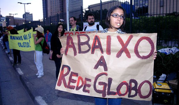 Cresce nas redes sociais um movimento convocando manifestações em todo o Brasil pelo fim da Rede Globo; o objetivo é pedir a cassação dos direitos de transmissão da TV dos Marinho; o protesto está agendado para ganhar as ruas no dia 1º de abril em frente aos prédios da emissora no país; a data foi escolhida por ser o Dia da Mentira e a data de início do golpe militar de 1964, apoiado pela Globo; já há também um abaixo-assinado contra a emissora na internet
