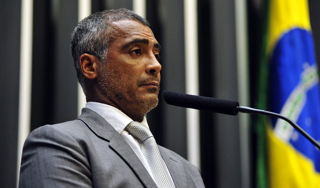 A Primeira Turma do STF arquivou hoje queixa-crime do presidente da CBF, José Maria Marin, contra o senador Romário (PSB-RJ); segundo Marin, o parlamentar deveria responder a uma ação penal por injúria após ter dito que ele era "corrupto e ladrão"; ministros entenderam que declarações foram feitas com o objetivo de criticar, não de cometer o crime de injúria