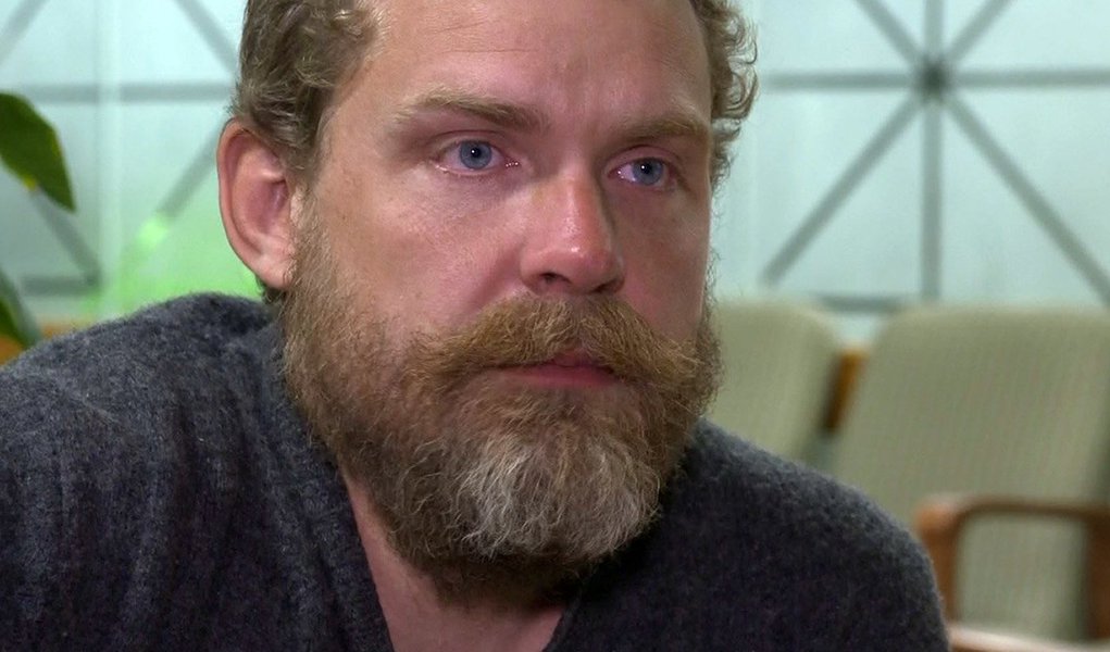 O americano Louis Jordan, de 37 anos, partiu em janeiro de uma marina da Carolina do Sul, a bordo de um veleiro com pouco mais de dez metros para pescar em alto mar. De acordo com o porta-voz da Guarda Costeira norte-americana, Krystyn Pecora, dias depois, com o mastro quebrado e danos no sistema elétrico, a embarcação ficou à deriva; Jordan foi resgatado por uma cargueiro alemão com sintomas de desidratação e uma lesão em um ombro