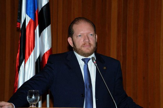 Deputado estadual Othelino Neto (PCdoB) criticou um artigo do senador José Sarney, intitulado "Sua Excelência, o Buraco", que republicado no jornal O Estado do Maranhão, onde ele afirma que "a cidade parece estar em guerra"; o parlamentar disse que as dificuldades encontradas pela Prefeitura de São Luís foram, em grande parte, agravadas pela perseguição do governo Roseana Sarney; "Se tem alguém que é culpado pelo estado assustador de miséria é o grupo comandado pelo senador. Antes de ficar apontando para os outros, é bom olhar para o próprio umbigo", disse o comunista