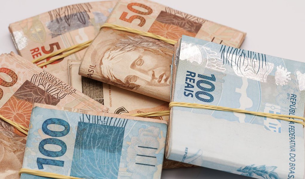 Dados divulgados nesta quarta-feira (3) pela Companhia de Planejamento do Distrito Federal (Codeplan), apontam que a média salarial domiciliar dos moradores do Plano Piloto é de R$ 12.742, o equivalente a 17,6 salários mínimos; A receita passa dos R$ 14 mil por mês para 33,66% dos habitantes, o maior grupo populacional, e apenas 1,42% dos moradores vive com, no máximo, um salário mínimo; o chefe do lar residente na região recebe, em média, um salário de R$ 8.291,26