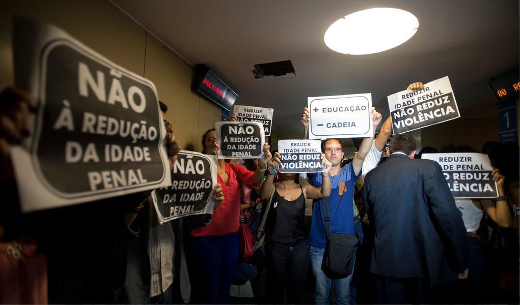 Em nota, a Organização das Nações Unidas expõe sua posição contrária à redução da maioridade penal no Brasil; para a entidade, se a medida for aprovada no Congresso, poderá agravar o problema da violência no Brasil, "com graves consequências no presente e no futuro"; "Encarcerar jovens de 16 e 17 anos em presídios superlotados será expô-los à influência direta de facções do crime organizado", diz o comunicado