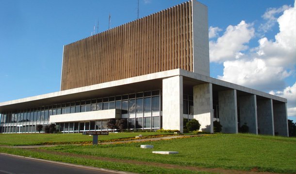 A próxima reunião do Conselho de Transparência e Controle Social do DF será realizada na quarta-feira (13) no Palácio do Buriti; dezessete conselheiros debaterão a proposta de regimento do colegiado que está sendo elaborada por uma comissão interna; antes, as cadeiras eram divididas entre representantes do governo e da sociedade civil; com a mudança do governo Rodrigo Rollemberg, somente a sociedade civil participa do colegiado; ao Executivo, cabe o apoio logístico e a disponibilidade de dados, quando solicitados