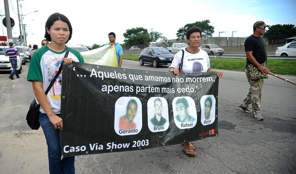 Parentes de vítimas e militantes de direitos humanos fizeram uma caminhada pela Rodovia Presidente Dutra até a Rua Gama, em Nova Iguaçu, na Baixada Fluminense, para marcar os dez anos dos assassinatos em massa que ficaram conhecidos como Chacina da Baixada; na noite do dia 31 de março de 2005, um grupo de PMs descontente com a troca de comando no batalhão, após uma reunião em um bar, saiu atirando em inocentes em Nova Iguaçu e em Queimados, matando 29 pessoas
