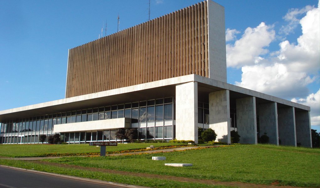 A próxima reunião do Conselho de Transparência e Controle Social do DF será realizada na quarta-feira (13) no Palácio do Buriti; dezessete conselheiros debaterão a proposta de regimento do colegiado que está sendo elaborada por uma comissão interna; antes, as cadeiras eram divididas entre representantes do governo e da sociedade civil; com a mudança do governo Rodrigo Rollemberg, somente a sociedade civil participa do colegiado; ao Executivo, cabe o apoio logístico e a disponibilidade de dados, quando solicitados