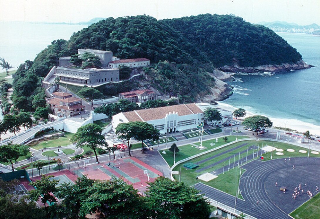 Comemorações oficiais pelos 450 anos do Rio de Janeiro, neste domingo, começam às 7h, com alvorada festiva no local onde a cidade foi fundada, na atual Fortaleza de São João, no bairro da Urca; durante a cerimônia cívico-militar, o prefeito Eduardo Paes receberá 20 veleiros, que partiram de Bertioga, no litoral de São Paulo, refazendo o mesmo percurso feito em 1565 pelo fundador da cidade, o capitão português Estácio de Sá