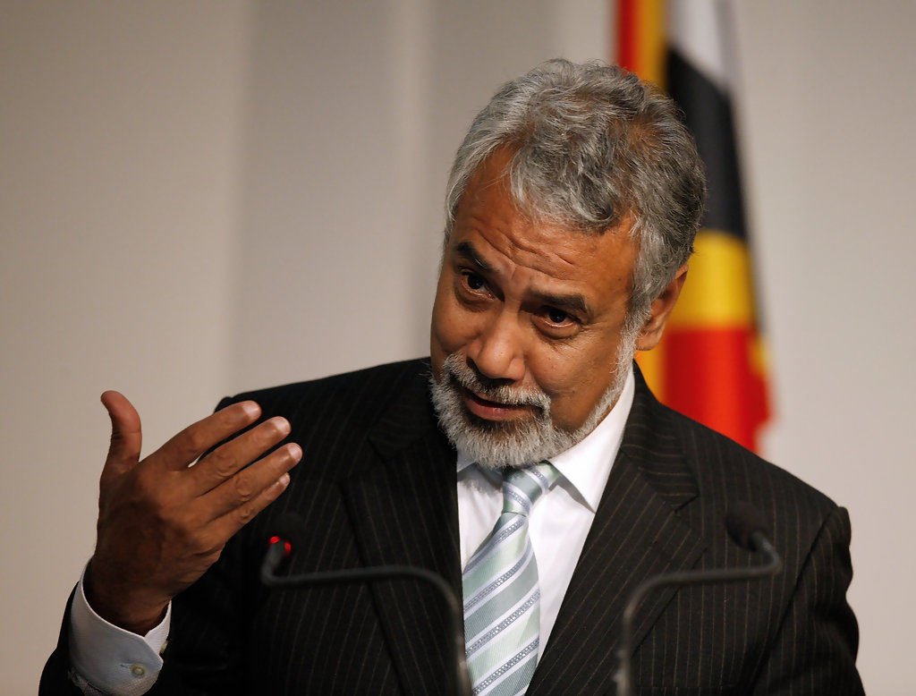 O primeiro-ministro do Timor Leste, Xanana Gusmão, disse nesta sexta-ferai, 6, que sua saída tornou-se "obrigação moral e política" e que a decisão pretende abrir caminho à nova geração; em carta enviada ao presidente da República timorense, Taur Matan Ruak, Xanana Gusmão explicou que a sua demissão se prende ao "entendimento comum" da necessidade de "uma reestruturação profunda, que permita assegurar, nestes dois anos e meio que restam ao governo, maior dinâmica em termos de eficiência"; Ruak anunciou que convocou o Conselho de Estado para uma reunião na segunda-feira, 9, "para o exercício das suas competências constitucionais"
