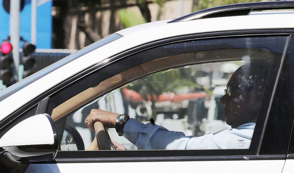 A Corregedoria Regional da Justiça Federal investigará o juiz federal Flávio Roberto de Souza, titular, da 3ª Vara Federal Criminal do Rio de Janeiro, para "apurar os indícios de irregularidades na atuação do magistrado"; o juiz foi flagrado dirigindo um dos carros apreendidos do empresário e também havia determinado que um piano de Eike ficasse sob a guarda de um vizinho seu