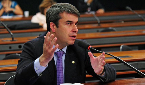 Deputado federal Rodrigo Bethlem (PMDB-RJ) é acusado de desvio de recursos enquanto ocupava a Secretaria Municipal de Assistência Social do Rio, na administração do prefeito Eduardo Paes; processo na Câmara vai investigar quebra de decoro parlamentar