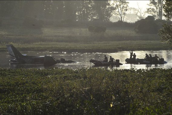 Pelo menos seis corpos foram encontrados no interior do avião que caiu hoje (20) no Leste do Uruguai, disse o porta-voz dos bombeiros, Leandro Palomeque; o avião, que partiu do Aeroporto de Punta del Este com destino à Argentina, caiu no departamento uruguaio de Maldonado, pouco depois de decolar com oito passageiros e dois tripulantes a bordo