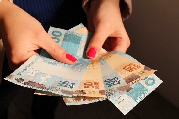A queda de rendimento médio real habitual dos trabalhadores registrada em março de 2015 pela Pesquisa Mensal do Emprego (PME) foi a maior desde janeiro de 2003, se considerada a comparação com mês imediatamente anterior; de acordo com o IBGE, a renda caiu 2,8%, recuando de R$ 2.196,76 para R$ 2.134,60