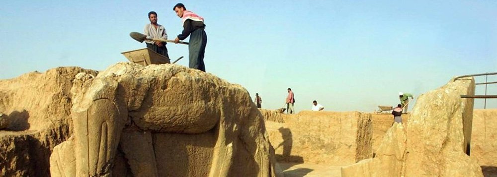 Combatentes do Estado Islâmico saquearam e devastaram a antiga cidade assíria de Nimrud, informou o governo iraquiano, no mais recente ataque dos militantes a alguns dos maiores tesouros arqueológicos e culturais do mundo; o grupo ultrarradical islâmico sunita, que considera a herança cultural pré-islâmica do Iraque como idolatria, saqueou a cidade de cerca de 3.000 anos, situada às margens do rio Tigre; ataque ocorre apenas uma semana após a divulgação de um vídeo mostrando forças do Estado Islâmico esmagando estátuas e esculturas de museus em Mossul