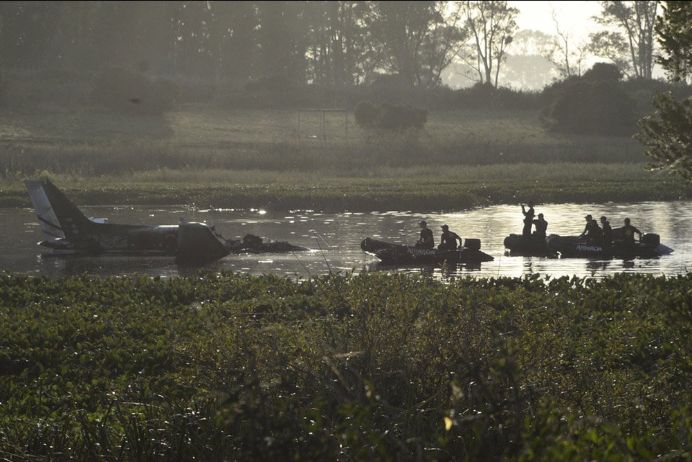 Pelo menos seis corpos foram encontrados no interior do avião que caiu hoje (20) no Leste do Uruguai, disse o porta-voz dos bombeiros, Leandro Palomeque; o avião, que partiu do Aeroporto de Punta del Este com destino à Argentina, caiu no departamento uruguaio de Maldonado, pouco depois de decolar com oito passageiros e dois tripulantes a bordo