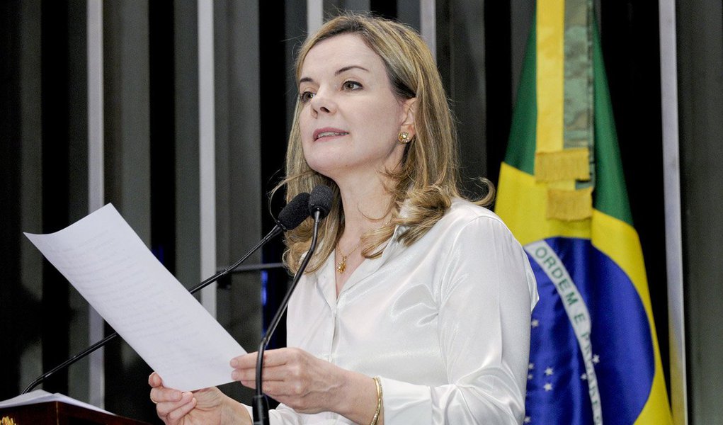 Senadora Gleisi Hoffmann (PT-PR) fez duras críticas à lei estadual que acabou com a isenção e a redução do ICMS sobre diversos produtos que estavam em vigor desde 2009; Gleisi lembrou que, mediante um "tratoraço", o governador Beto Richa desfez um grande pacto tributário promovido em 2008, pelo então governador Roberto Requião, com todos os contribuintes do Paraná. “São variados, portanto, os exemplos de descalabro administrativo e descontrole absoluto do atual governo paranaense. Não cabe mais, governador Beto Richa, dizer que a culpa é do Governo Federal, é da crise nacional. Está mais que provado que a culpa é da sua administração, da sua ineficiência, da sua ineficácia”