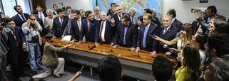 Segundo pesquisas realizadas pelo Instituto Brasileiro de Economia da Fundação Getulio Vargas (Ibre-FGV), 47% das empresas apontaram o ambiente político como um fator que está influenciando negativamente os seus negócios neste começo de 2015; entre os consumidores, 45,9% dos entrevistados apontaram o noticiário político como um elemento que influencia sua percepção do momento atual, que tem piorado muito; na semana passada, líderes da oposição se reuniram no gabinete do senador Aécio Neves (PSDB) para discutir um pedido de impeachment da presidente Dilma Rousseff 