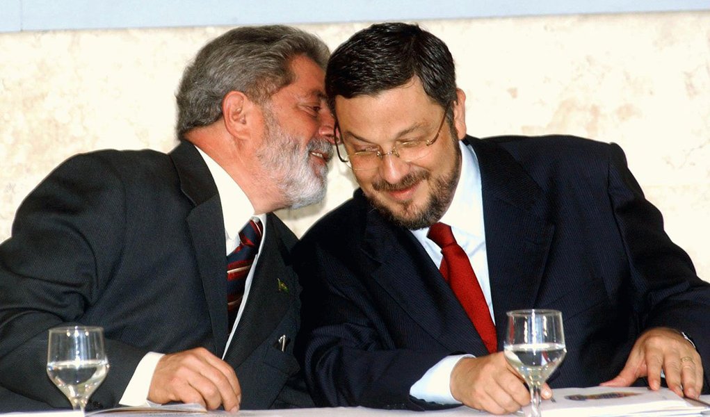 Ex-ministro da Casa Civil Antonio Palocci tem participado de discussões promovidas pelo Instituto Lula sobre a atual crise política; nesta segunda (30), ele esteve presente na conversa com o novo ministro da Educação, Renato Janine Ribeiro, comandada pelo ex-presidente Lula; defensor do ajuste fiscal, Palocci seria visto como uma ponte com a classe média e o empresariado