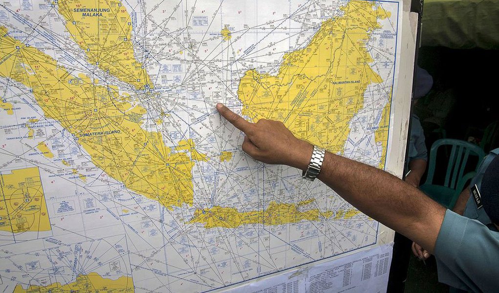 A BEA, órgão francês que investiga acidentes aéreos, informou que uma equipe especializada na busca por caixas-pretas chegou nesta sexta-feira à área de buscas pelo avião da Air Asia que caiu no domingo quando ia da Indonésia para Cingapura