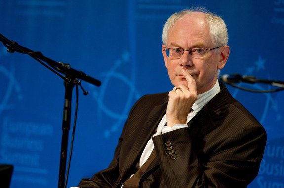 O presidente do Conselho Europeu, Herman Van Rompuy, disse no sábado que ministros das Relações Exteriores da Europa devem se reunir na segunda-feira para discutir a situação da Ucrânia e se mais alguma ação diplomática contra a Rússia será necessária, incluindo novas sanções; "A Rússia precisa conter o fluxo de armas e tropas do seu território para a Ucrânia, e a Rússia precisa retirar aquelas já presentes", disse ele