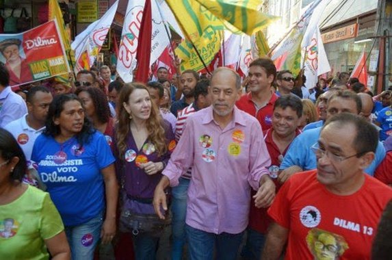 Lideranças políticas da Coligação Todos pelo Maranhão que apoiam a candidatura de Dilma Roousseff no Estado realizaram caminhada em favor da candidatura petista; Membros do PDT, PP, PROS, PCdoB e da "Resistência Petista" estiveram ao lado do prefeito de São Luís, Edivaldo Holanda Jr, os senadores Inácio Arruda (PCdoB) e Vanessa Grazziotin (PCdoB) e o ministro de Articulação Política, Ricardo Berzoini (PT), percorrendo a principal rua do comércio de São Luís em apoio a Dilma Rousseff