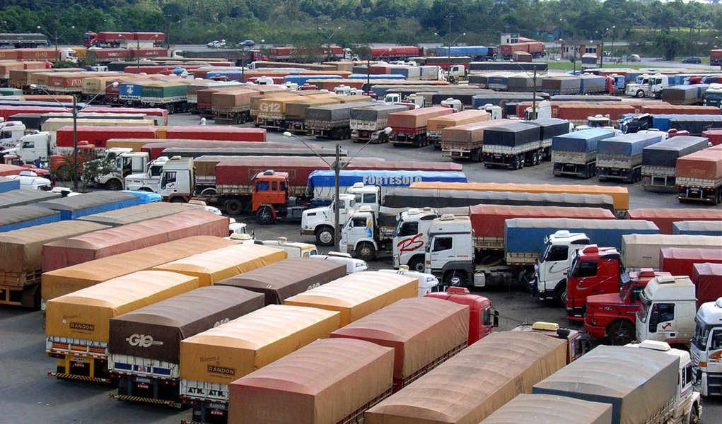 O governo federal anunciou que a Agência Nacional de Transportes Terrestres (ANTT) vai publicar amanhã (24) uma resolução instituindo o procedimento para elaboração da tabela referencial dos custos de fretes; a nota é assinada pelos ministérios da Justiça, dos Transportes e pela Secretaria-Geral da Presidência da República; “O governo federal reitera o cumprimento de todos os compromissos assumidos com o setor, entre eles, a isenção de pedágio para eixo suspenso de caminhões que trafegam vazios, a renegociação de dívidas dos financiamentos do Procaminhoneiro e Finame e o perdão das multas por excesso de peso dos últimos dois anos”, diz um trecho da nota