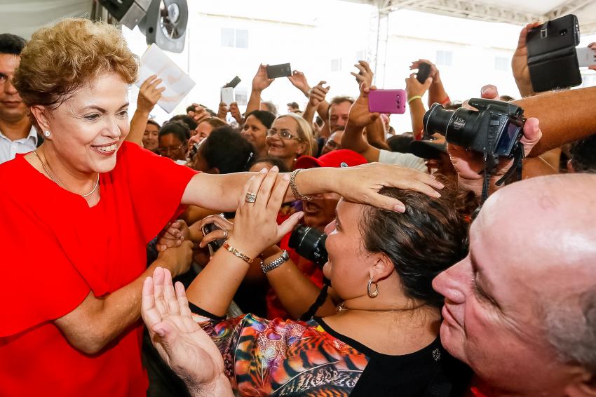 Se o país vive uma crise - e é o que faz parecer as declarações dos ministros Miguel Rossetto e José Eduardo Cardozo - o brasileiro precisa encontrar no governo a imagem de quem come feijão com a arroz como se fosse um príncipe