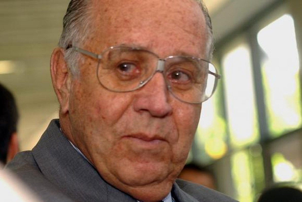 Aloysio Campos da Paz Júnior morreu neste domingo, em Brasília, e as causas ainda não foram divulgadas; nascido em 1934, no Rio de Janeiro, em uma família de médicos consagrados, Campos se mudou para Brasília com o desejo de criar a própria história na medicina; presidente Dilma Rousseff lamentou a perda do médico pelas redes sociais; "Campos da Paz dizia que sua filosofia era trabalhar para que cada paciente fosse tratado com base no seu potencial e não nas suas dificuldades"