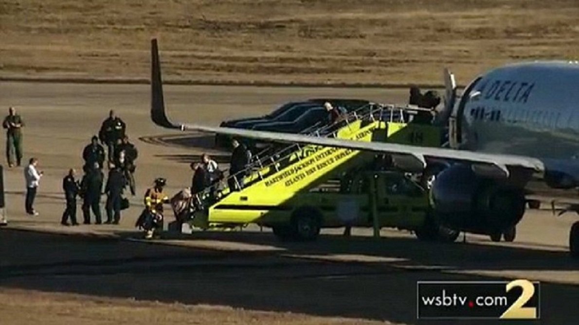 Ameaças de bombas em dois voos de companhias aéreas dos Estados Unidos, no sábado, fizeram aviões militares do país voarem para escoltá-los até o seu destino na cidade de Atlanta; aeronaves pousaram em segurança no aeroporto internacional de Hartsfield-Jackson; vários relatos publicados pela imprensa afirmaram que um usuário do Twitter, de nome Zortic, escreveu sobre bombas nos dois aviões, afirmando em um tuíte direcionado à conta da Delta na rede social 