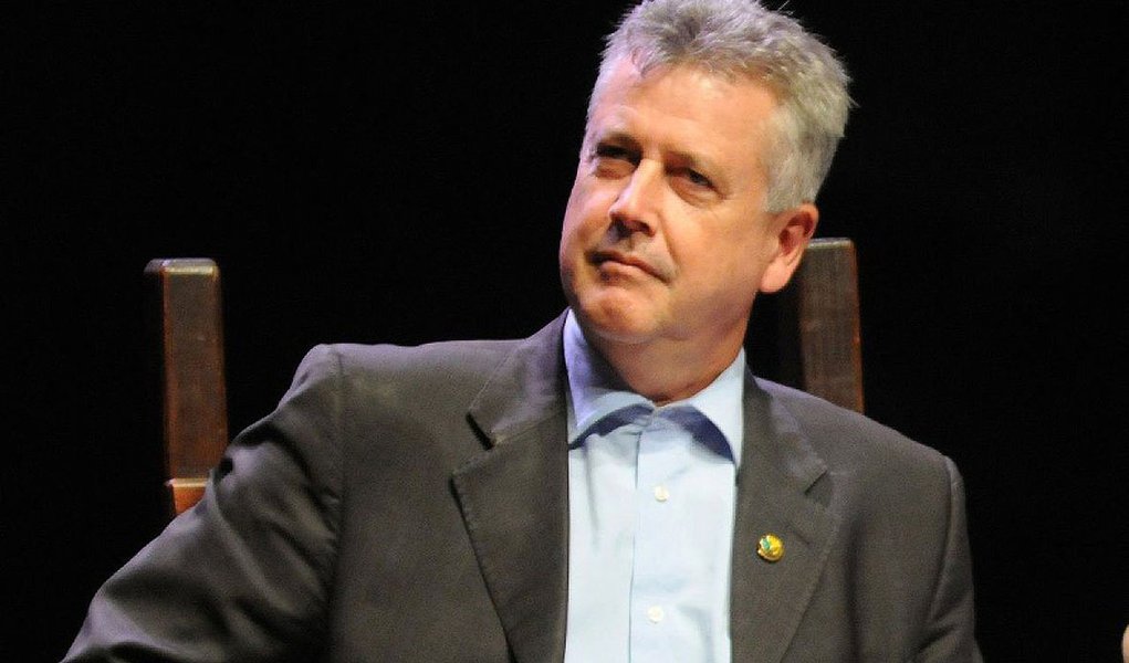 Extrato bancário contradiz os R$ 1 bilhão em caixa, divulgados pelo governo de Agnelo Queiroz; com dificuldade em pagar dívidas, nova administração demitiu cerca de 60% dos 8 mil cargos de confiança