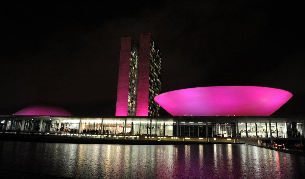 A partir desta quarta-feira (1º), o Congresso Nacional se ilumina novamente de rosa, como parte de um movimento mundial de conscientização sobre a importância de detecção precoce de câncer de mama. O chamado Outubro Rosa iniciou-se na década de 1990, nos Estados Unidos, e chegou ao Brasil em 2008; "No Brasil e no mundo, o total de mulheres que vamos perder neste ano é de aproximadamente 1 milhão”, calcula a presidente do Instituto Neo Mama de Prevenção e Combate ao Câncer de Mama, Gilze Francisco