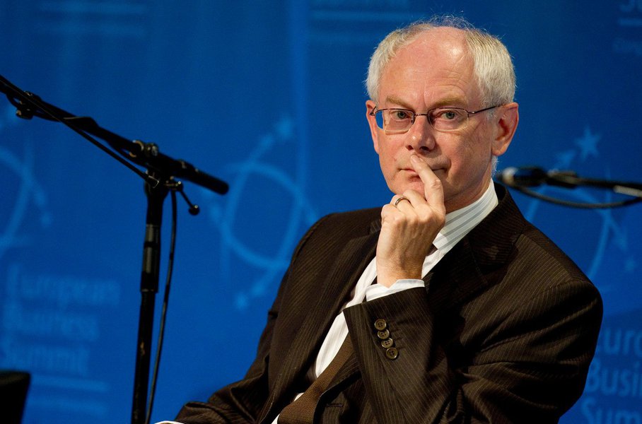 O presidente do Conselho Europeu, Herman Van Rompuy, disse no sábado que ministros das Relações Exteriores da Europa devem se reunir na segunda-feira para discutir a situação da Ucrânia e se mais alguma ação diplomática contra a Rússia será necessária, incluindo novas sanções; "A Rússia precisa conter o fluxo de armas e tropas do seu território para a Ucrânia, e a Rússia precisa retirar aquelas já presentes", disse ele
