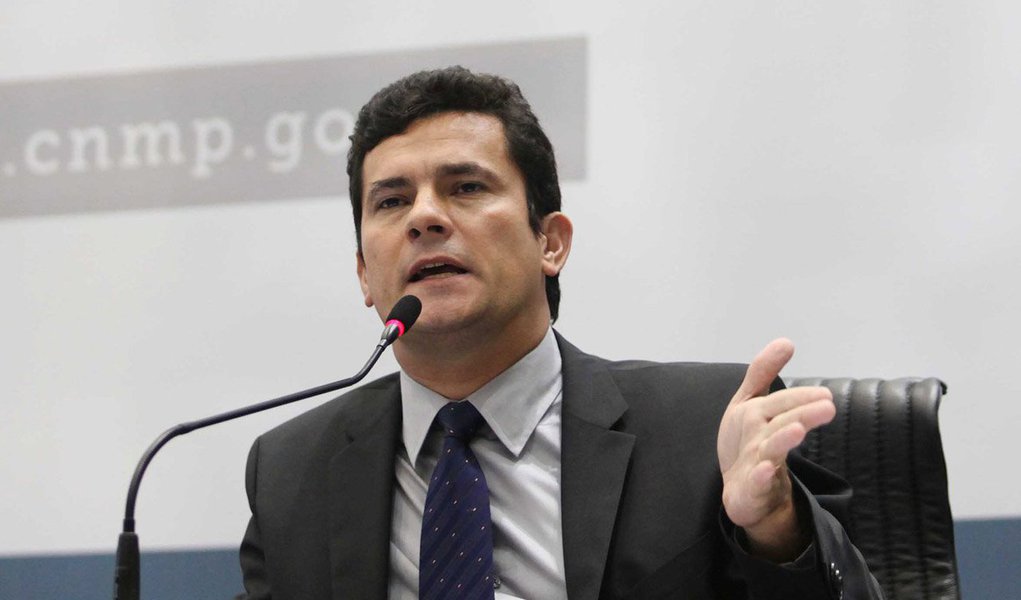 Ao renovar a prisão de empreiteiros presos na Lava Jato, o juiz federal Sérgio Moro destacou que eles têm tentado interferir nas investigações; segundo Moro, a eventual soltura dos empresários "colocaria em risco a ordem pública" e traria riscos também para "a instrução, a aplicação da lei penal e a integridade da Justiça"