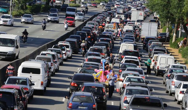 A empresa holandesa de tecnologia de transporte TomTom fez um estudo, divulgado apontado o Rio como o oitavo pior trânsito na hora do rush do final da tarde no mundo em 2014; a capital fluminense ocupa a terceira posição entre as 146 grandes cidades mais congestionadas quando analisado o dia inteiro, mantendo a colocação do índice divulgado pela empresa em 2013, atrás apenas de Istambul, na Turquia, e da Cidade do México